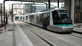 Une rame du nouveau tramway T6 quitte la station de Châtillon-Montrouge, le 1er décembre 2014.