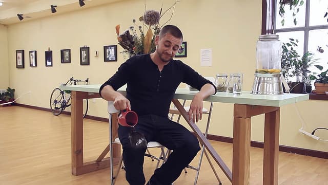 Le café glisse sur la toile du jean comme s'il s'agissait d'une matière plastique et ne pénètre pas dans les fibres.