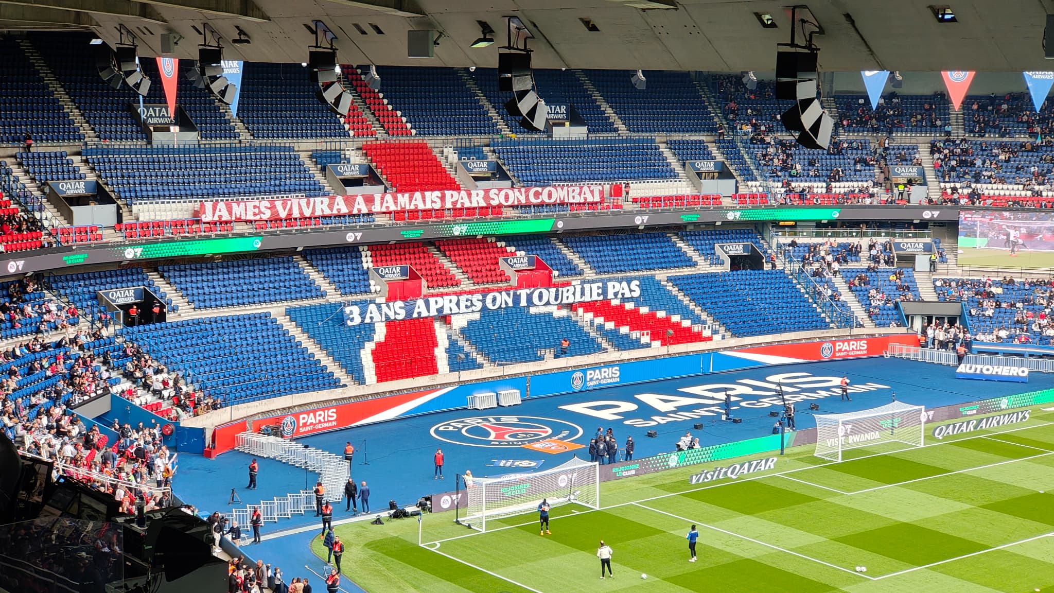 La tribune Auteuil est fermée ce dimanche.