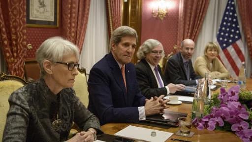 Le secrétaire d'Etat américain John Kerry (G) à la table des négociations sur le nucléaire iranien le 28 mars 2015 à Lausanne