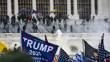 Affrontements entre des partisans du président américain Donald Trump et les forces de l'ordre sur les marches du Capitole le 6 janvier 2021 à Washington
