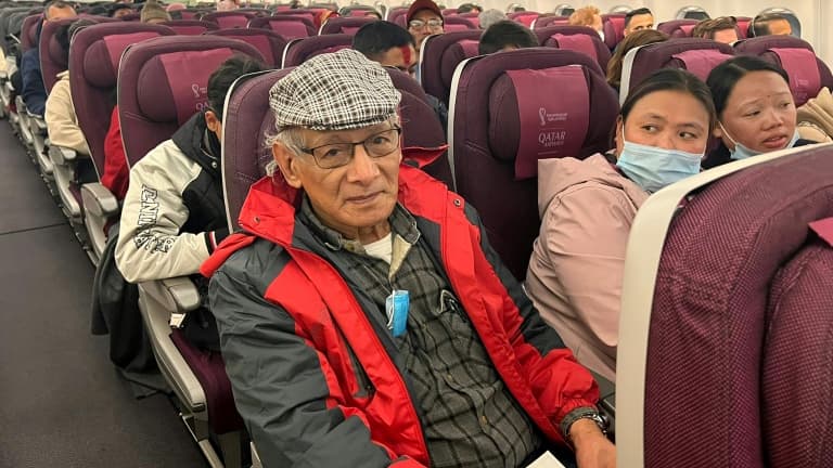 Le tueur en série français Charles Sobhraj à bord d'un avion à destination de la France, le 23 décembre 2022 à l'aéroport de Katmandou, au Népal