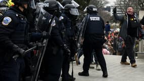Des partisans de Trump face à la police devant le Capitole de Washington, le 6 janvier 2021