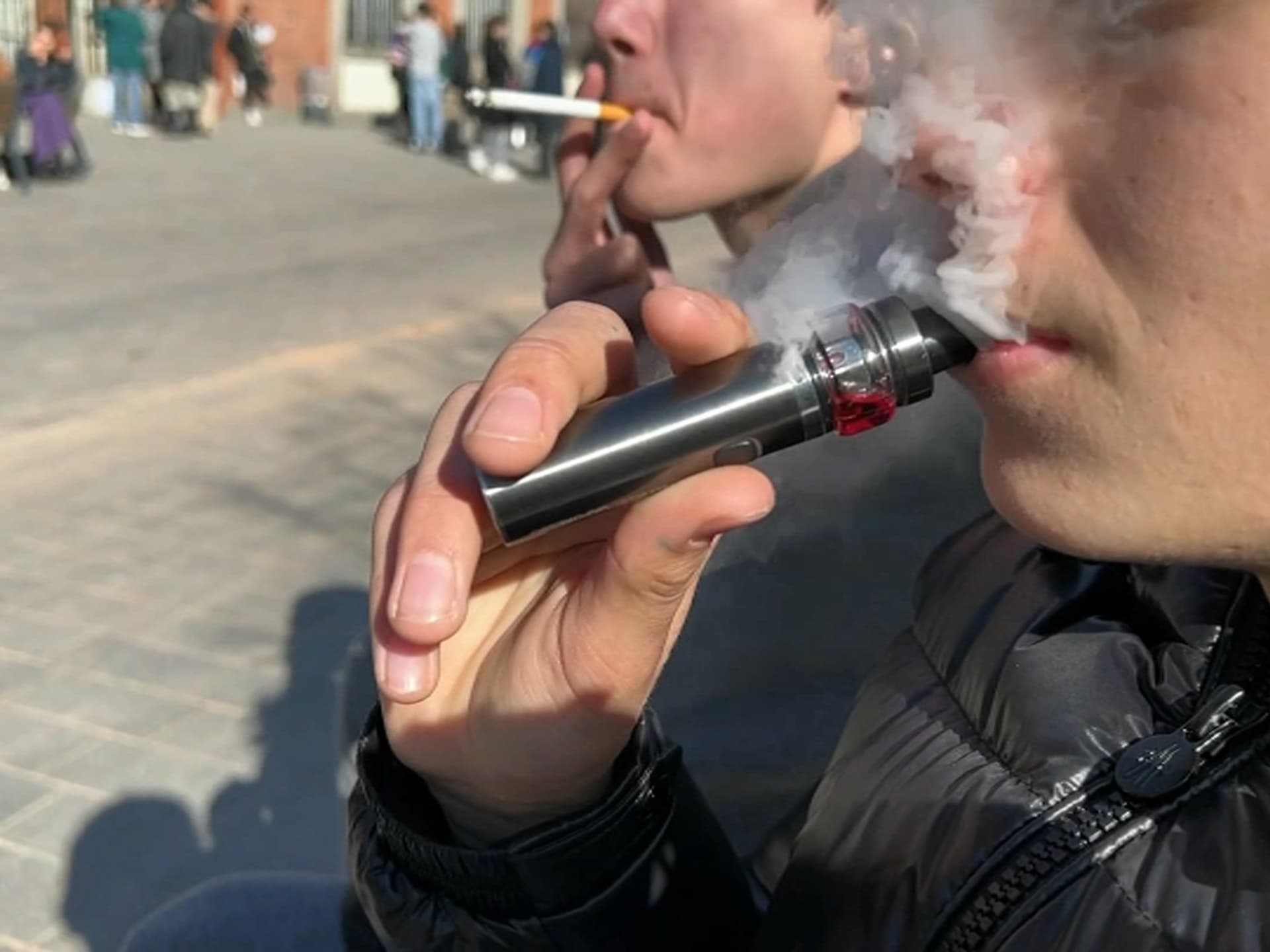 "Cest comme un bonbon": vers linterdiction des armes pour les cigarettes  lectroniques?