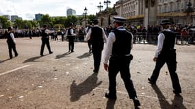 Des policiers patrouillent devant Buckingham Palace, à Londres (Royaume-Uni), le 18 septembre 2022.