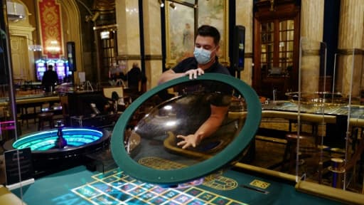 Un employé nettoie une
roulette avant la réouverture du casino de Monte-Carlo, le 4 juin 2020 à Monaco Un employé nettoie une
roulette avant la réouverture du casino de Monte-Carlo, le 4 juin 2020 à Monaco