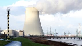 La centrale nucléaire et la partie du port d'Anvers située à Doel, village belge quasi-abandonné, le 7 janvier 2022