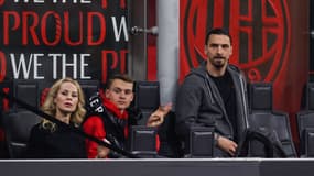 Zlatan Ibrahimovic (à droite) assiste à un match de l'AC Milan avec sa femme Helen Seger et son fils Maximilian, le 15 avril 2022