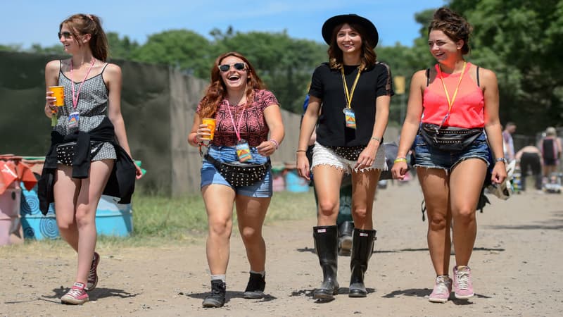 Des festivalières participent en 2014 au Festival de musique de Glastonbury, qui inaugure en 2016 un espace réservé aux femmes.