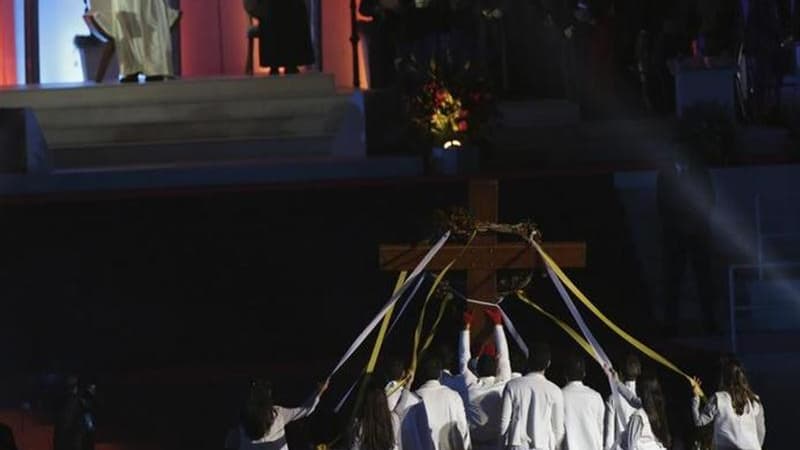 Le pape François a présidé vendredi soir le traditionnel chemin de croix des Journées mondiales de la jeunesse (JMJ) sur la plage de Copacabana, au cinquième jour de sa visite au Brésil, en exhortant les jeunes à changer un monde injuste. Dans son discour