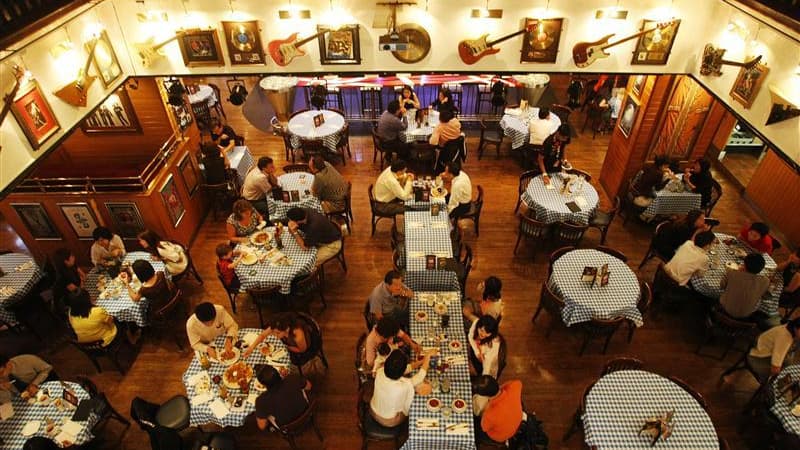 Les restaurateurs français se mobilisent pour éviter une hausse de la TVA qui tente une majorité socialiste à la recherche de recettes supplémentaires pour équilibrer les finances publiques. /Photo d'archives/REUTERS/Vivek Prakash