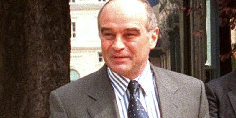 Bertrand Landrieu, alors directeur de cabinet de Jacques Chirac, dans les rues de Paris, le 5 mai 1998