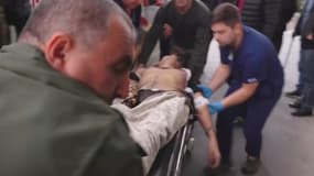 Des médecins transportant un blessé à l'hôpital de Stepanakert, au premier jour de la nouvelle offensive de l'Azerbaïdjan au Haut-Karabagh, le 19 septembre 2023