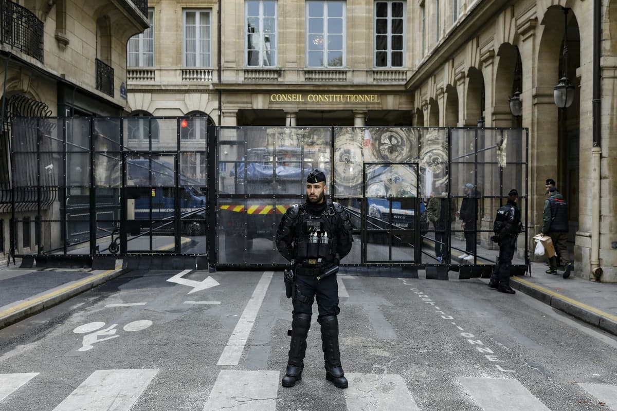Réforme des retraites: des barrières anti-émeutes érigées devant le ...