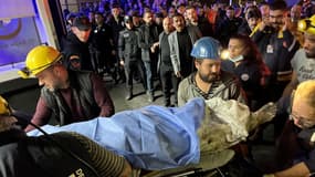 L'évacuation des mineurs blessés dans une explosion le 14 octobre 2022 à Amasra, en Turquie.