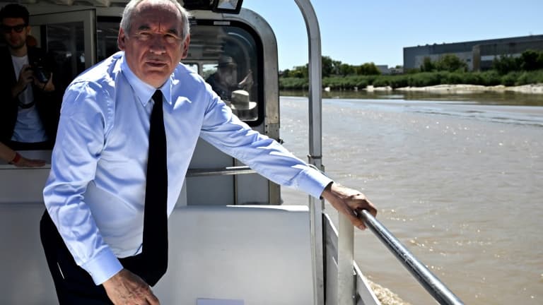 Le Premier ministre François Bayrou lors d'un déplacement en Charente-Maritime, dans un bâteau pour l'Ile d'Aix, le 7 août 2025 
