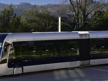 À Pau, l'agglomération a investi 10 millions d’euros pour les bus et 4,5 millions d’euros pour la station de production hydrogène "vert", produit à partir d'eau et d'énergie renouvelable.