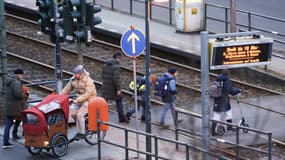 Des enfants en route vers l'école passent devant un panneau informant les navetteurs de l'annulation du service de tramway lors d'une grève nationale suite à un conflit salarial entre les travailleurs des transports publics, le 2 février 2024 à Berlin.