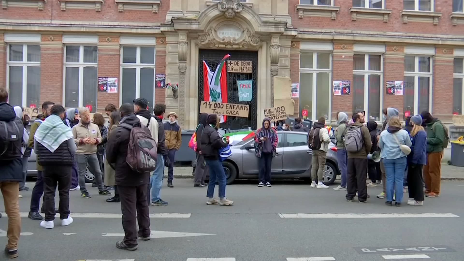 Blocage à L'ESJ Lille: Les Dizaines De Militants Pro-Palestine ...