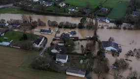 Des maisons dans une zone inondée suite au débordement de la Vilaine, à Guipry-Messac, le 27 janvier 2025, suite à de fortes pluies.