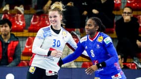 Camille Depuiset et Coralie Lassource avec l'équipe de France de handball, à Skopje (Macédoine du Nord) le 16 novembre 2022