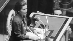 Simone Veil défend le texte sur la légalisation de l'interruption volontaire de grossesse à l'Assemblée nationale, le 26 novembre 1974