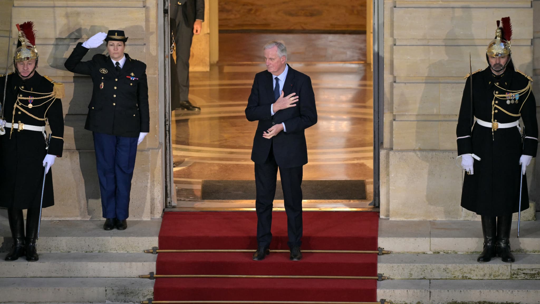 Michel Barnier attend à Matignon François Bayrou, le 13 décembre 2024, pour la passation de pouvoir Michel Barnier attend à Matignon François Bayrou, le 13 décembre 2024, pour la passation de pouvoir