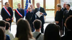 Michel Barnier dans l'établissement de Samuel Paty, à Conflans-Sainte-Honorine, le 14 octobre 2024