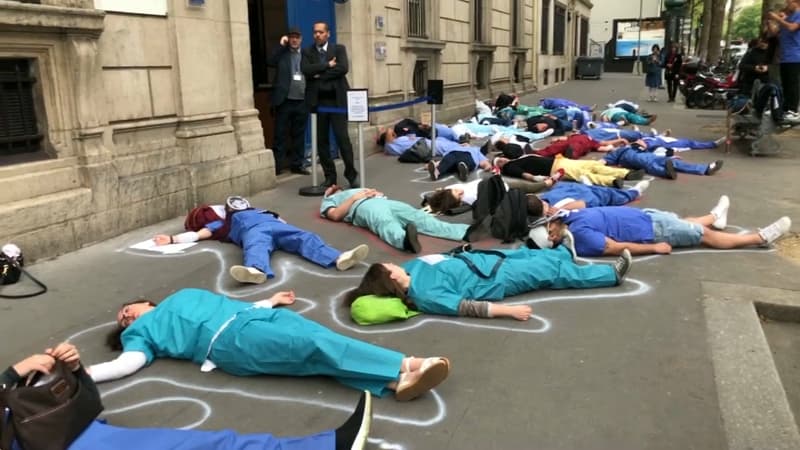 En grève, les professionnels des services d'urgence ont manifesté devant le siège de l'AP-HP ce mardi.