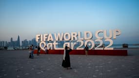 Des visiteurs prennent des photos à Doha avant la Coupe du monde de foot, le 23 octobre 2022.