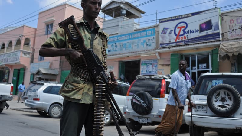 Un soldat somalien patrouille dans le centre-ville de Mogadiscio, lors d'une opération contre les insurgés du groupe Al-Shebab, le 18 février 2015