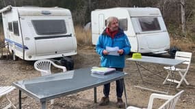 Depuis plusieurs années Philippe Tribaudeau, électro hypersensible, est installé dans un campement de fortune dans une forêt dans le secteur d'Entrepierres (Alpes-de-Haute-Provence)