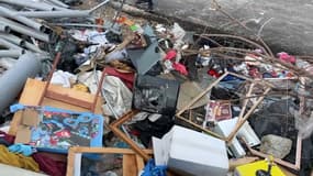 Des déchets s'entassent après le marché aux puces du 15e arrondissement de Marseille.