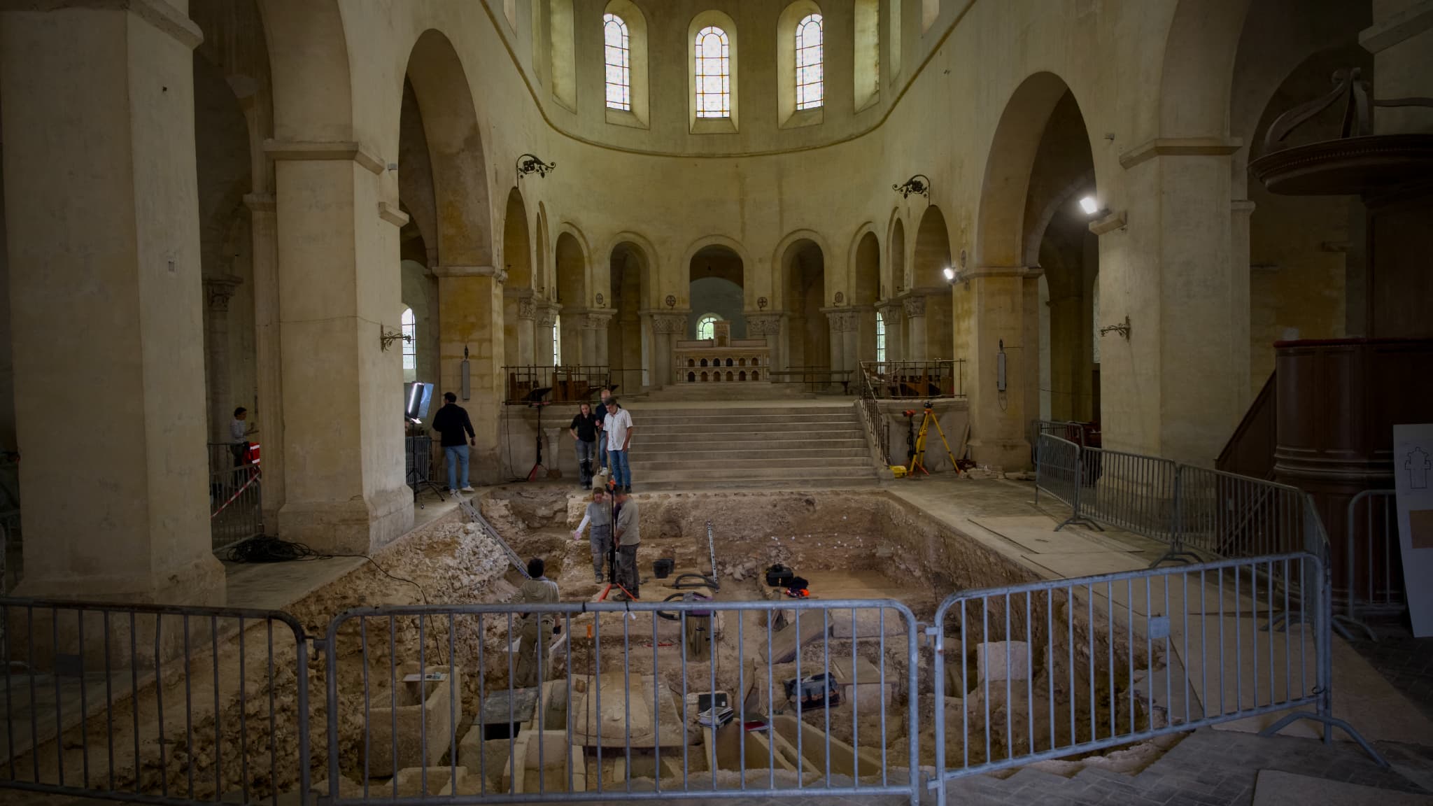 Un sarcophage datant du VIe siècle après J.-C., de l'époque mérovingienne, est ouvert par des archéologues à l'intérieur de l'église Saint-Martin-au-Val, à Chartres, le 19 juin 2024.