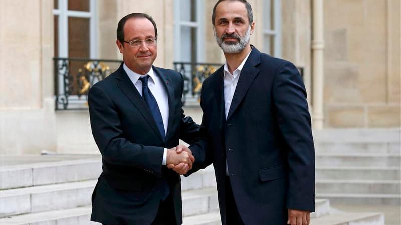 François Hollande recevant le chef de l'opposition syrienne Ahmad Moaz al-Khatib à l'Elysée. L'opposition syrienne désignera un ambassadeur de la Syrie en France, a annoncé le président français, quatre jours après avoir reconnu la légitimité de la nouvel