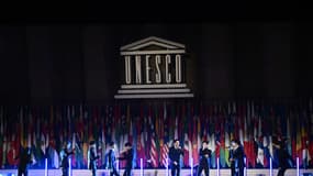 Le groupe de K-POP Seventeen sur la scène de l'UNESCO à Paris le 14 novembre 2023.