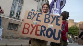 Entre 200 et 300 personnes se sont rassemblées, lundi 8 septembre 2025, devant l'hôtel de ville de Nantes, après la chute de François Bayrou.