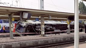 Le train renversé à Brétigny-sur-Orge, vendredi.