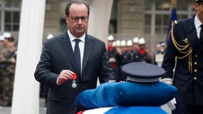 Hollande rend hommage au policier Xavier Jugelé, "héros du quotidien"