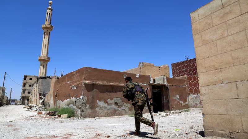 Un combattant de la force arabo-kurde à Dariya, dans les alentours de Raqqa, le 27 juin 2017.