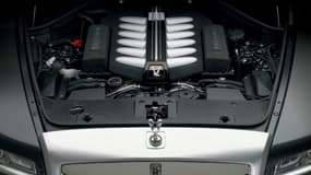 Le "Spirit of Ecstasy" et le moteur V12 deux caractéristiques indissociables de Rolls-Royce.