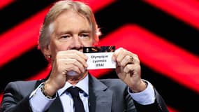 L'Olympique Lyonnais montré par Glenn Stromberg lors d'un tirage au sort de Ligue Europa, à Monaco le 30 août 2024