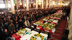 Recueillement à la mosquée des Omeyyades, devant les cercueils de victimes des attentats de vendredi à Damas. Des milliers de Syriens ont défilé en marge de ces obsèques et brandi des portraits du président Bachar al Assad, dont le régime est contesté dep