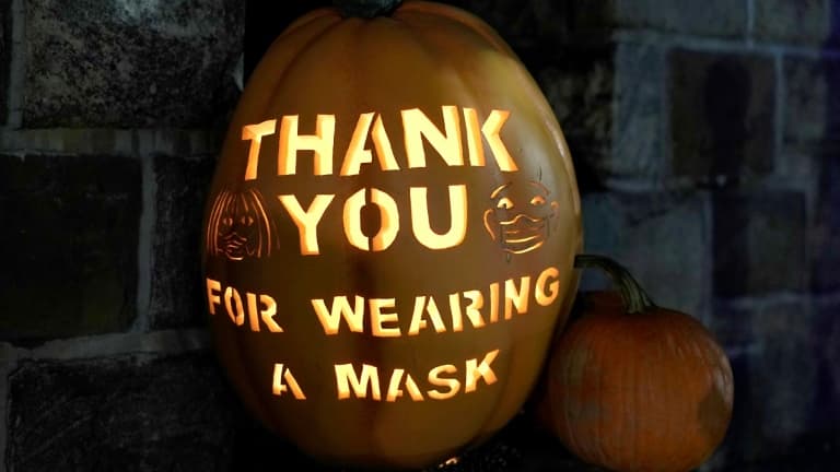 Une décoration d'Halloween  appelle au port du masqua à Croton-on-Hudson (Etats-Unis) le 22 octobre 2020