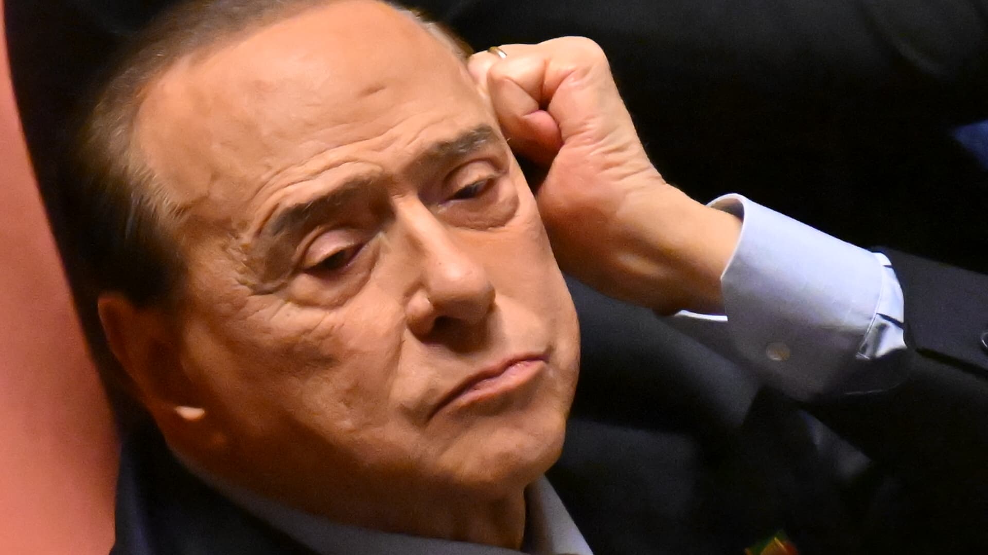 Silvio Berlusconi Sort des Soins Intensifes, Meise Rest Hospitalis
