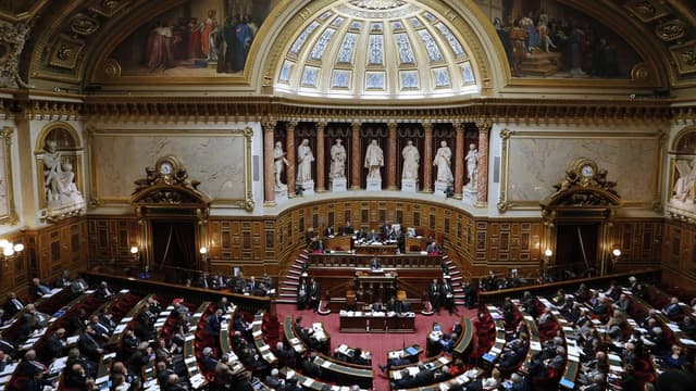 Avec la 5G, toutes les antennes relais que vous avez dans vos territoires (...) sont susceptibles de faire l'objet d'espionnage", avait plaidé Bruno Le Maire à l'adresse des sénateurs.