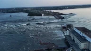 Cette photo diffusée par la société publique Ukrhydroenergo montre le barrage hydroélectrique de Kakhovka qui a été endommagé à Nova Kakhovka, près de Kherson, le 6 juin 2023