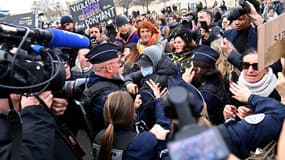 Un accusé ressortant libre après le verdict de la cour criminelle du Vaucluse face aux militantes féministes venues soutenir Gisèle Pelicot.