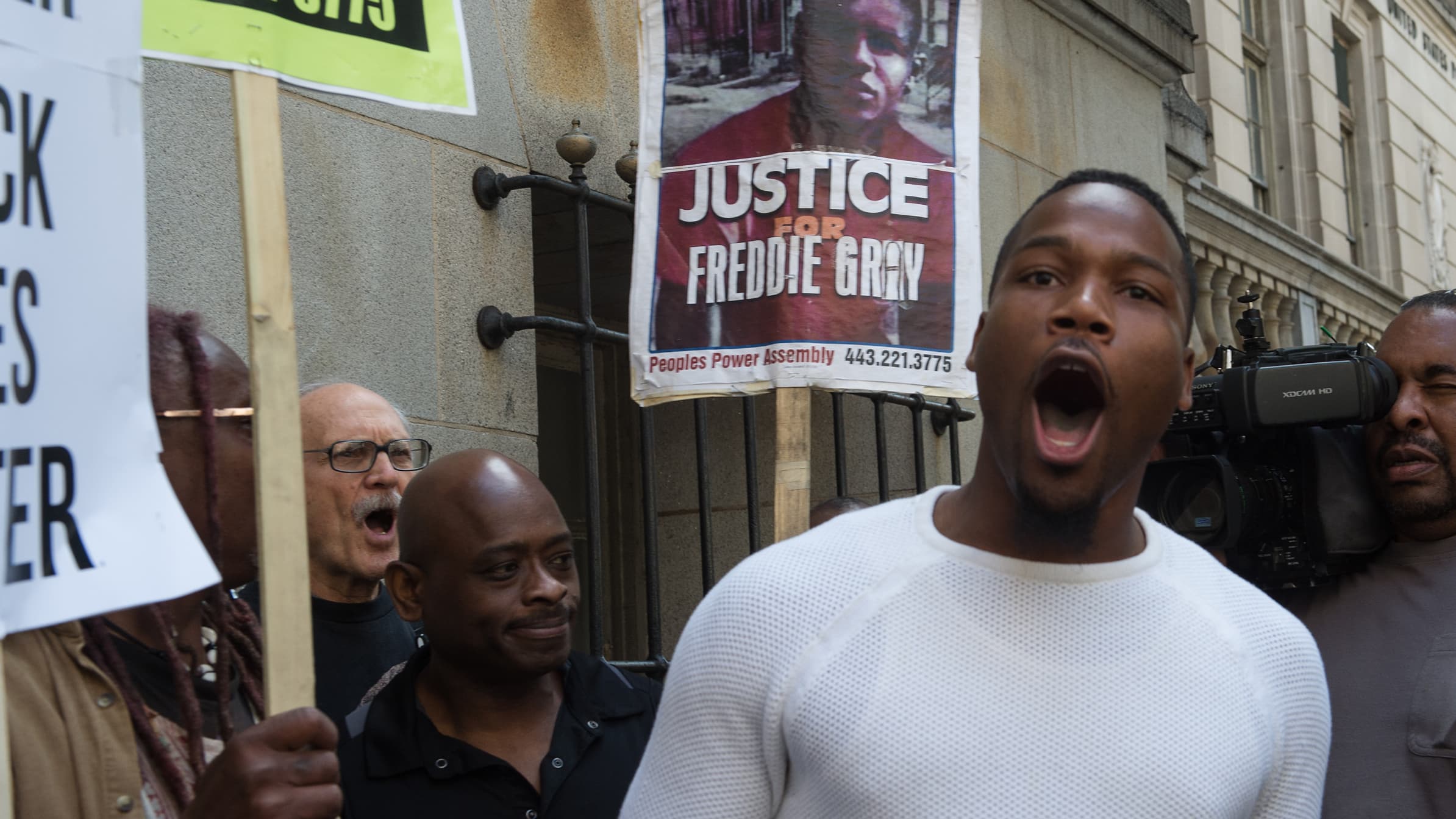 Manifestation devant le tribunal de Baltimore, le 23 mai 2016, pour réclamer "justice pour Freddie Gray". Manifestation devant le tribunal de Baltimore, le 23 mai 2016, pour réclamer "justice pour Freddie Gray".