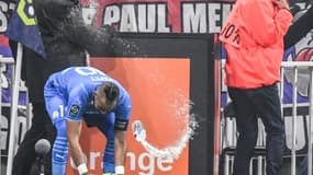 Le meneur de jeu de Marseille Dimitri Payet touché par une bouteille d'eau lancée depuis la tribune lors du match contre Lyon à Décines-Charpieu, le 21 novembre 2021 